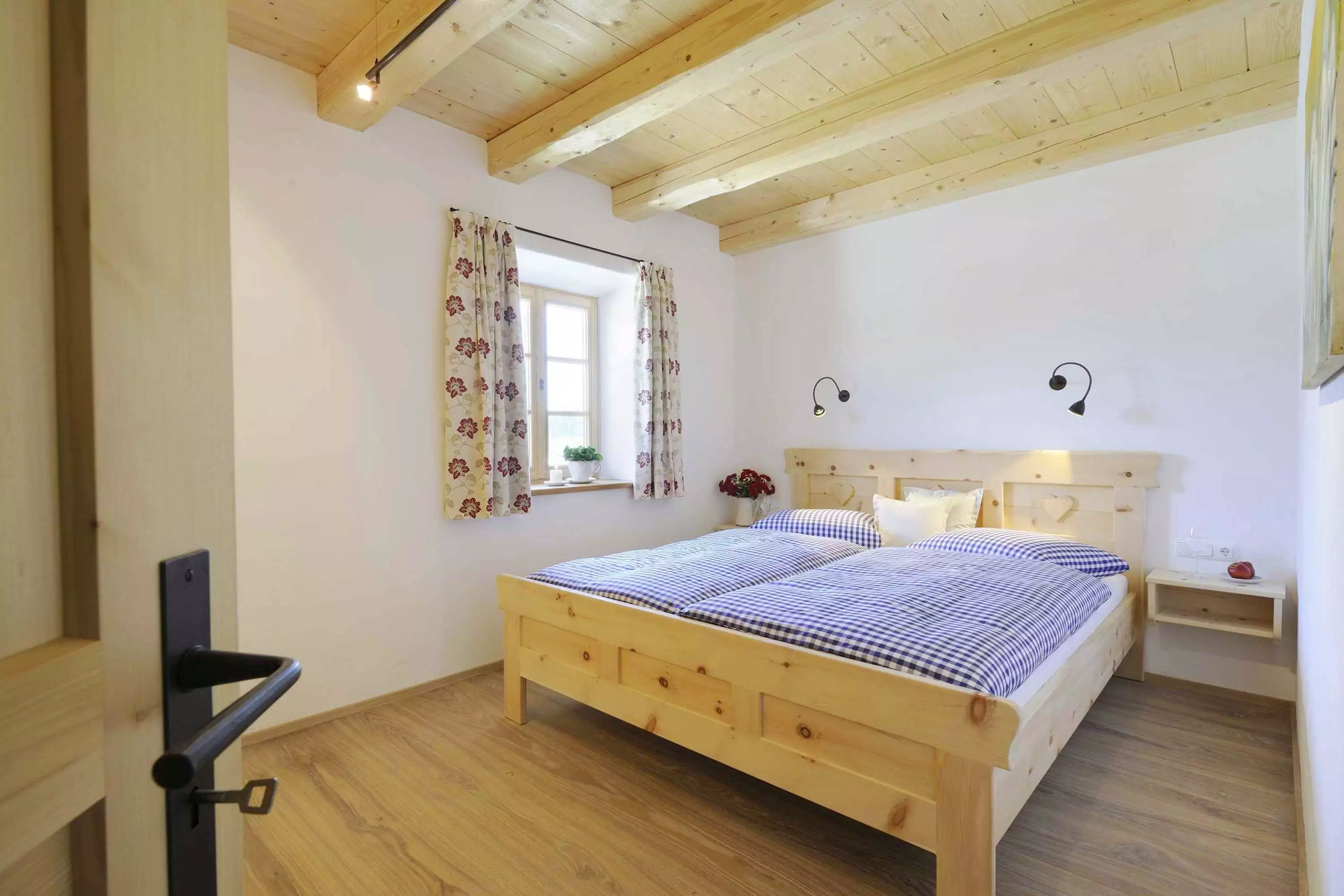 Betten in Überlänge Zirbelkiefernholz Regendusche hochwertige Ausstattung