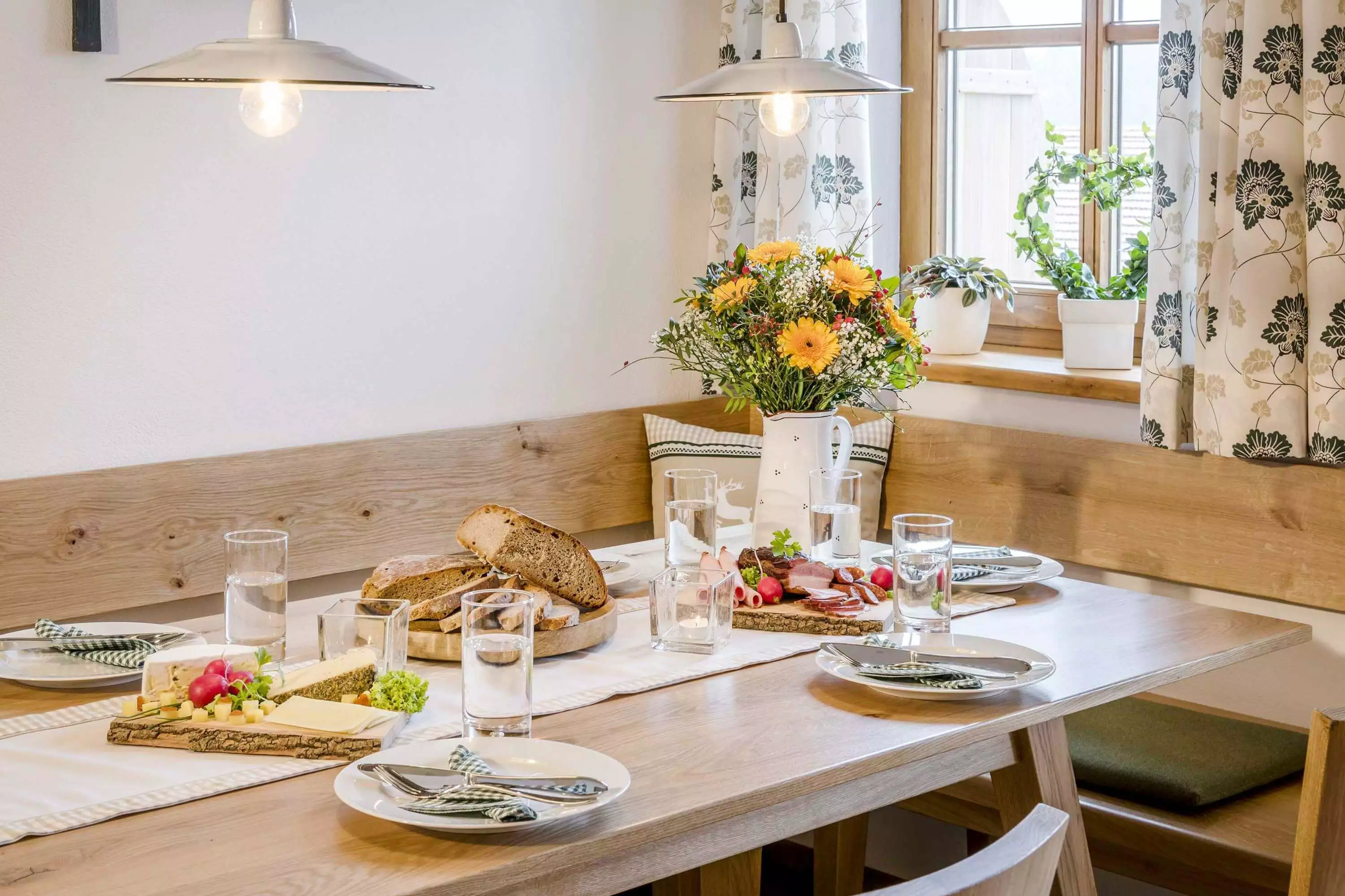 Familienfrühstück Natur Bergblick 5 Sterne-Fewos Luxus Komfort