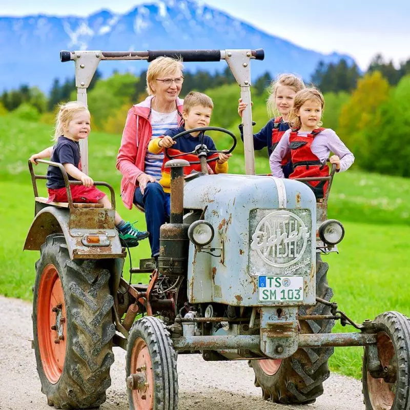 Oldtimer-Traktor Familie Maier bayerische Gastfreundschaft